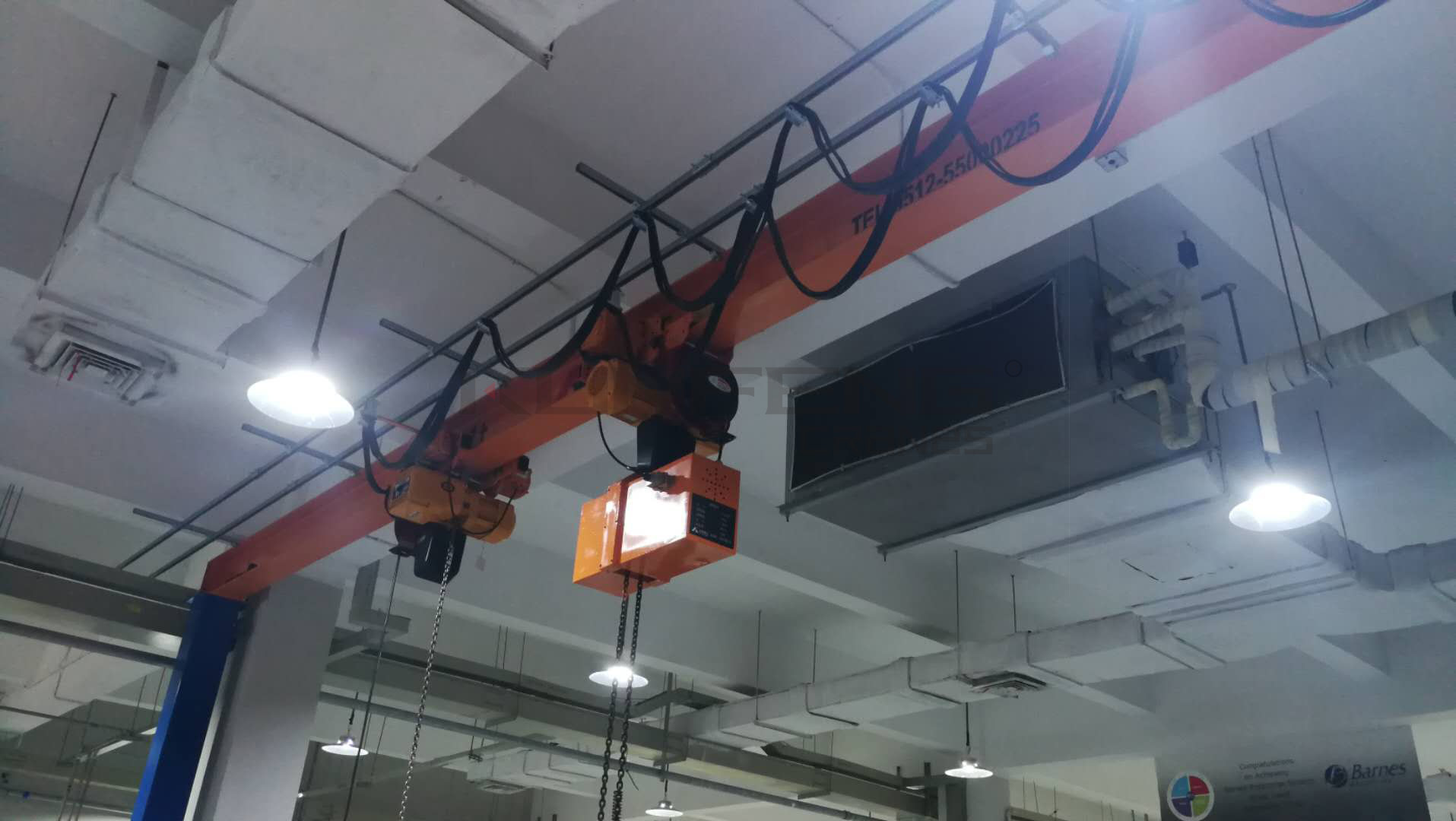 The 180-degree suspension overturning crane