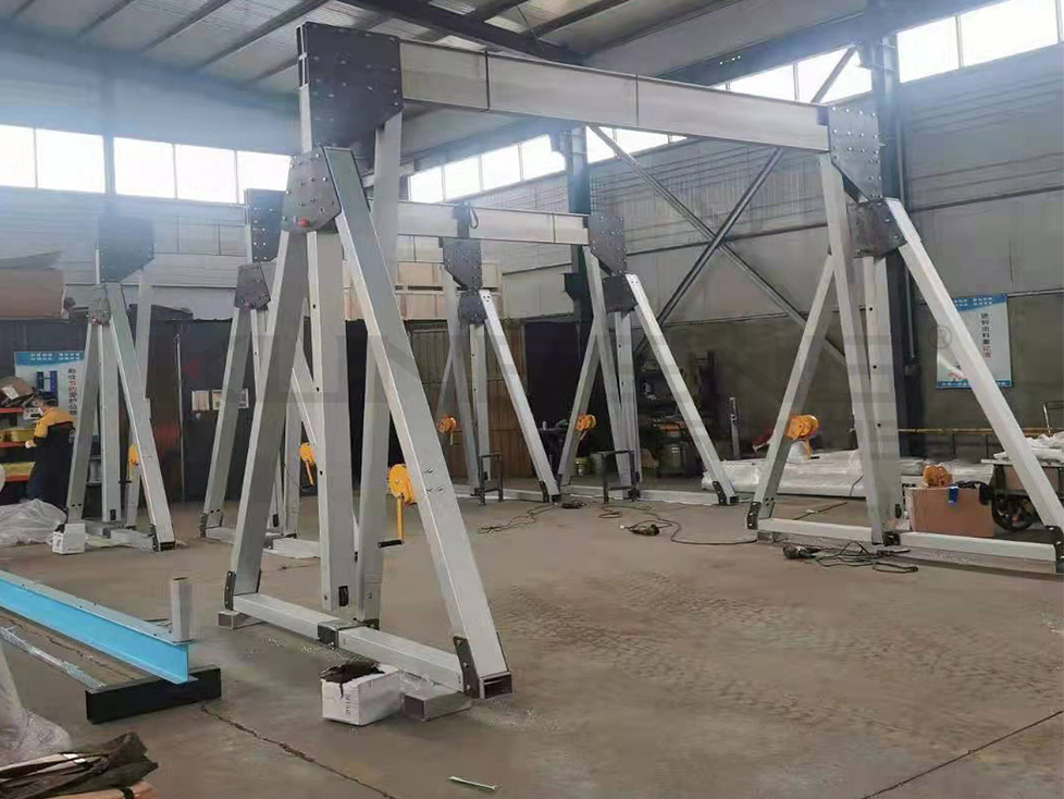 Preventive measures for danger of  overhead aluminum gantry crane