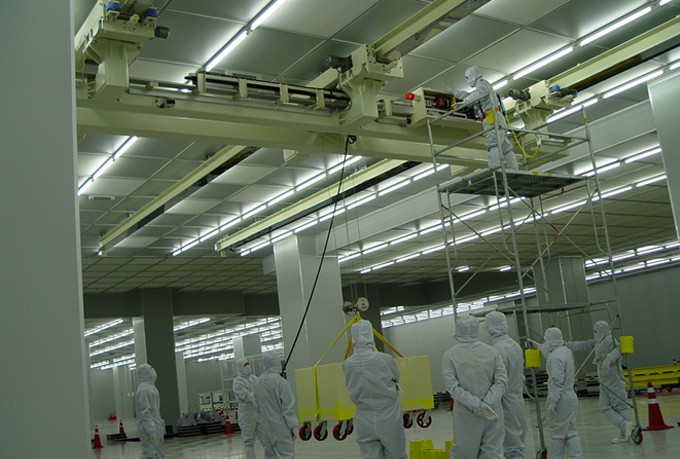 Semiconductor clean room crane