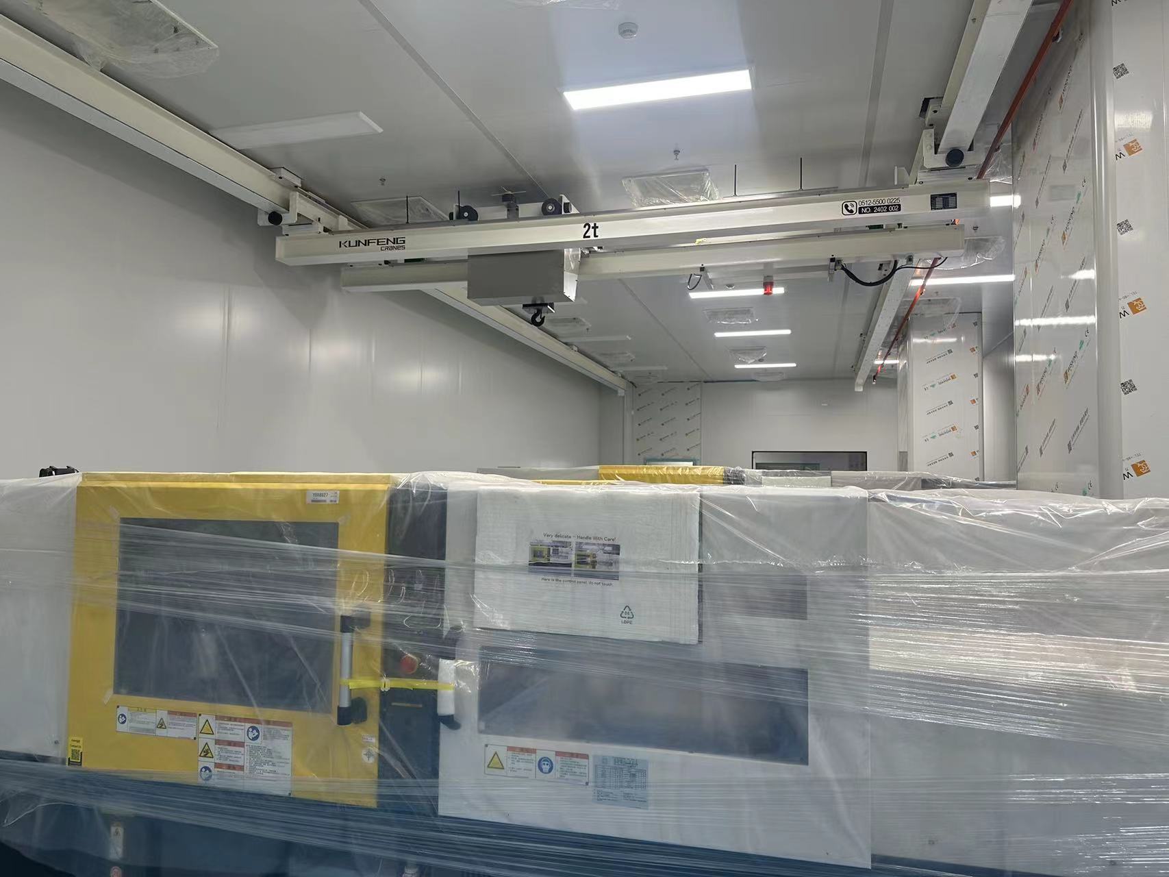 Cleanroom lifting solution