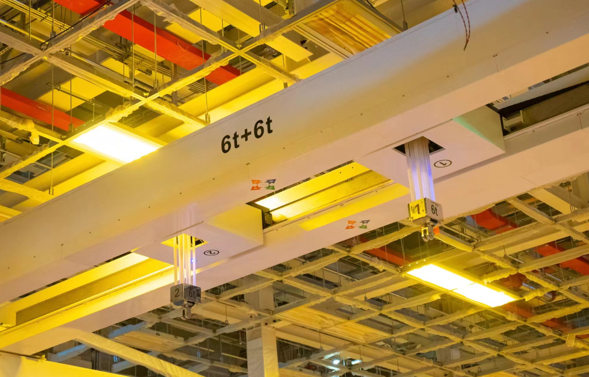 Cleanroom belt hoist crane